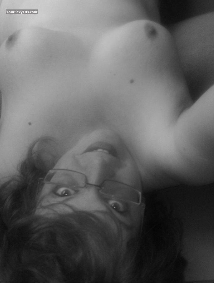 Mein Mittelgrosser Busen Topless Selbstporträt von Assie